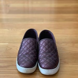 Isaac Mizrahi maroon quilted leather slip ons